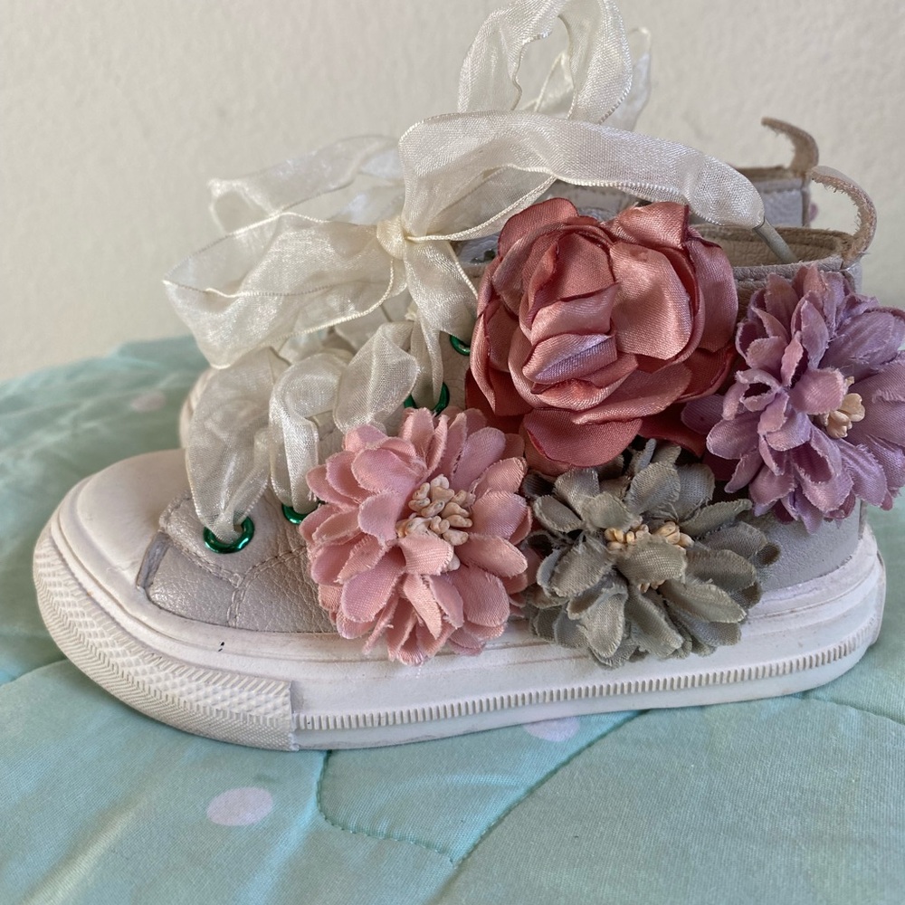 Xiuxian High Top Tan Flower Toddler Sneakers size 23 / 6